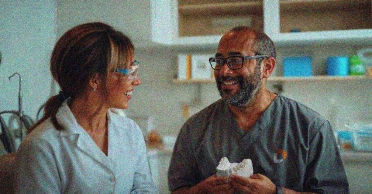 Benefits of Working With a Full-Service Dental Lab